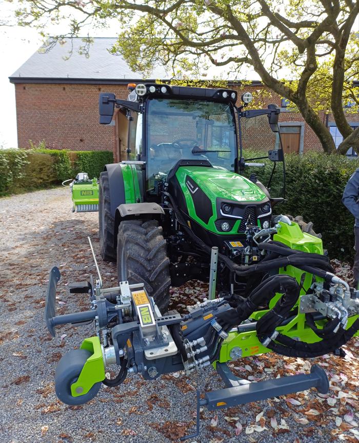 Tracteur spécifique pour verger de noisetiers